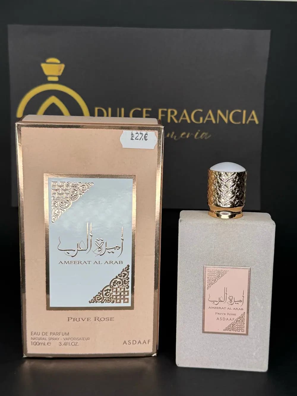 Ameerat Al Arab Prive Rose de Asdaaf, frasco gris perla con etiqueta rosa y dorada