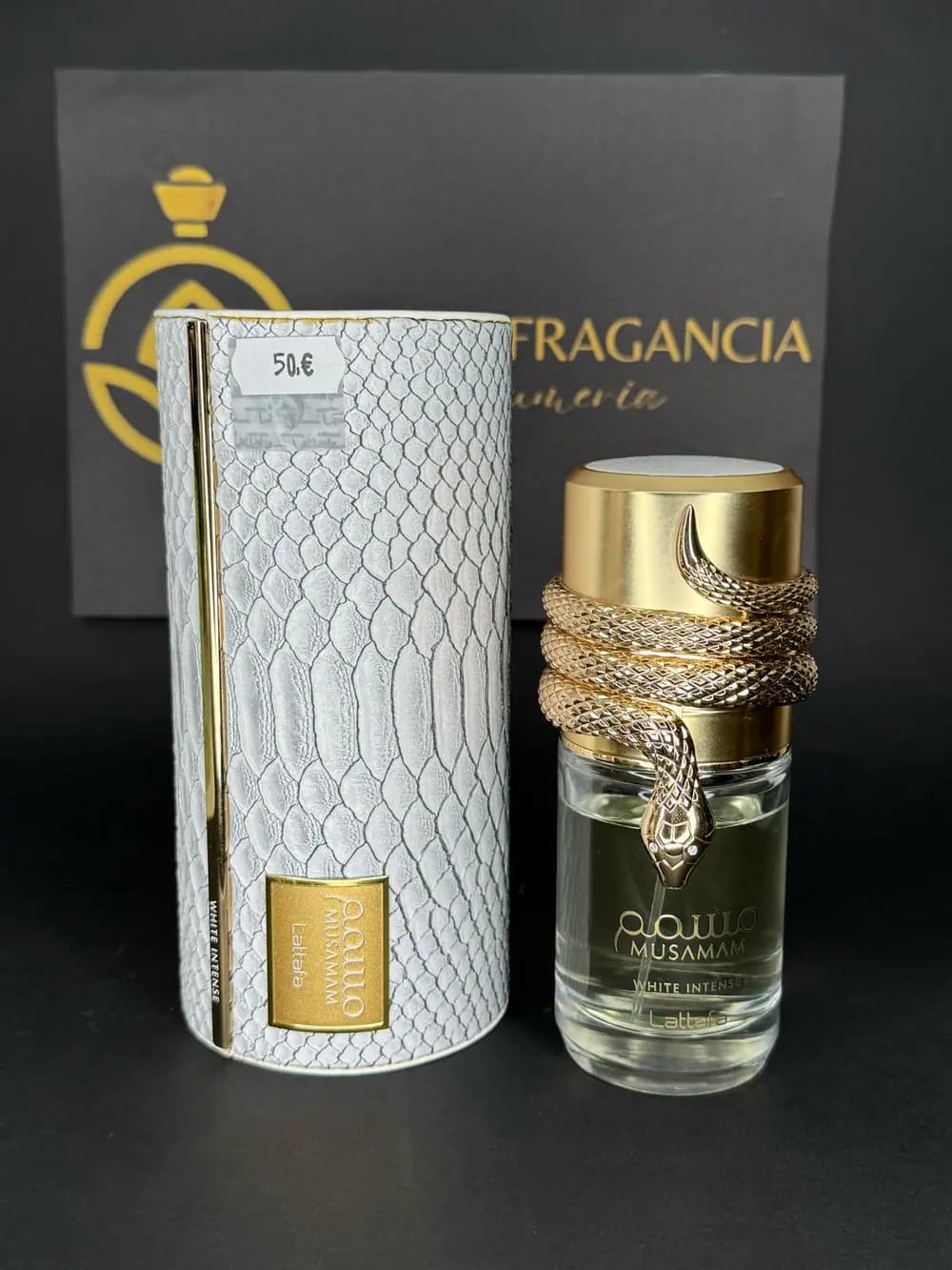 Musamam White Intense de Lattafa, frasco blanco con detalle de serpiente dorada