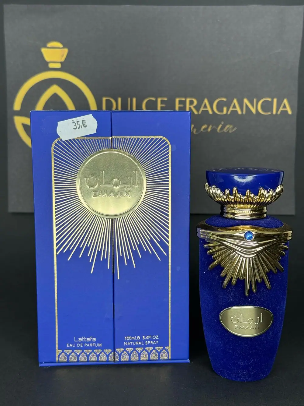 Emaan de Lattafa, frasco azul aterciopelado con tapón dorado
