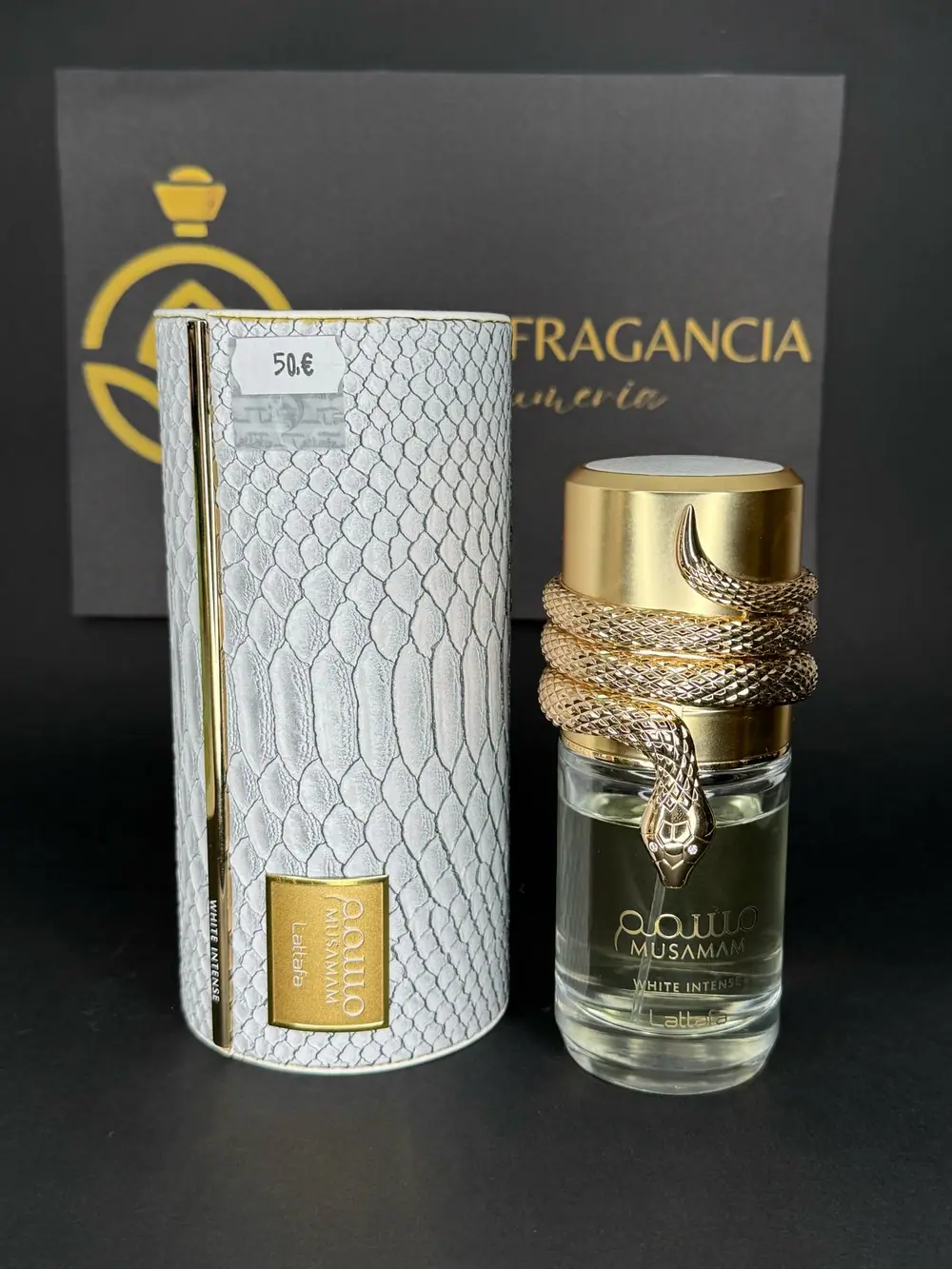 Musamam White Intense de Lattafa, frasco blanco con detalle de serpiente dorada