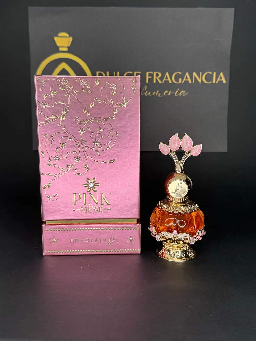 Pink Musk de Khadlaj, frasco dorado ornamentado con flores rosas