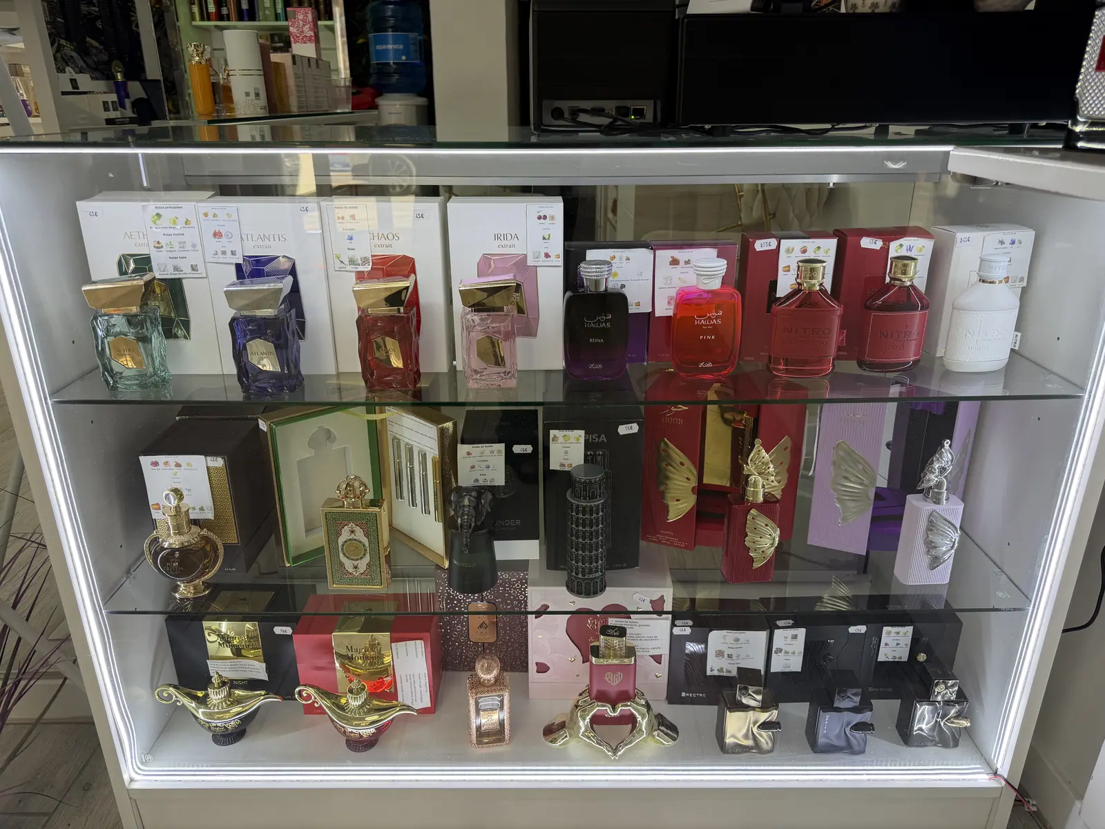 Vitrina con perfumes de distintos colores y marcas