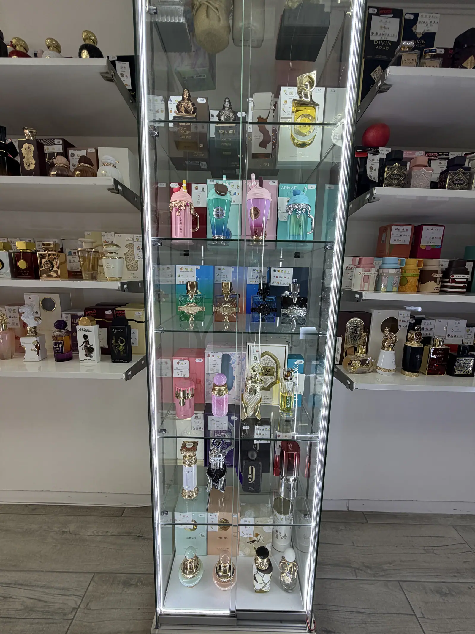 Vitrina alta con una selección de frascos de perfume